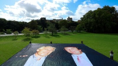 1 770 kisi bu dev fotografa akin etti i ngiliz halki trump i boyle karsilamaya karar verdi 11475