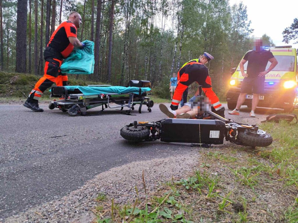15 yasinda bir cocuk elektrikli scooter ile alabora olmustur kask takmiyordu ve ciddi sekilde yaralandi 8840