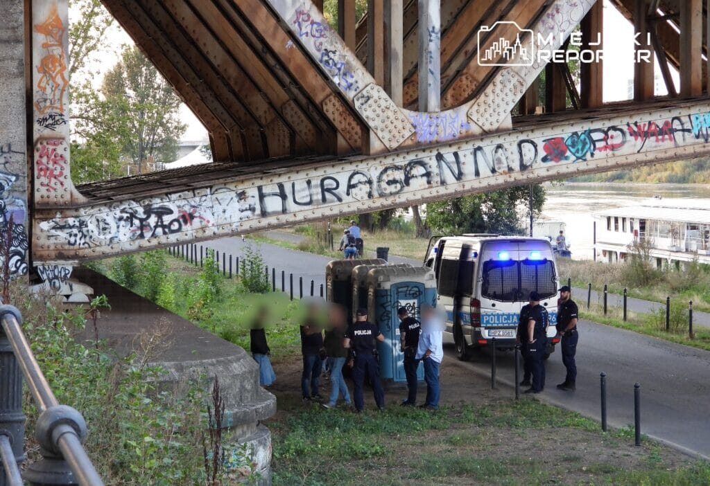 15 yasinda bir kiz middlesex koprusunden dusmustur ayagi kaydiginda aciklik boyunca ilerliyordu genc kizin bilinci yerinde degil 9863