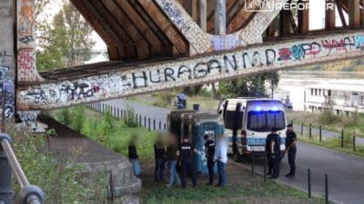 15 yasinda bir kiz middlesex koprusunden dusmustur ayagi kaydiginda aciklik boyunca ilerliyordu genc kizin bilinci yerinde degil 9863