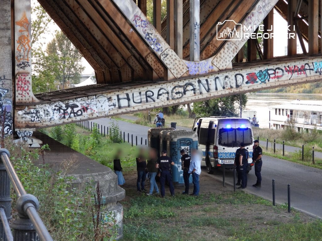 15 yasinda bir kiz middlesex koprusunden dusmustur ayagi kaydiginda aciklik boyunca ilerliyordu genc kizin bilinci yerinde degil 9863