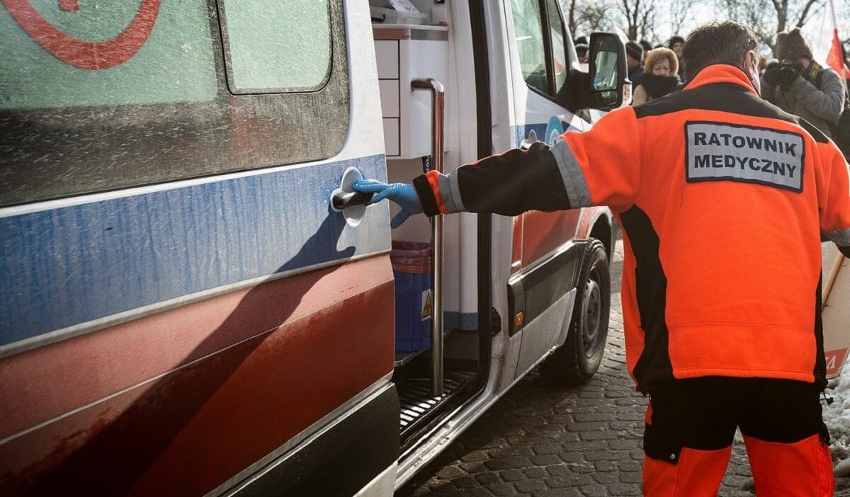 16 yasindaki sarhos bir kiz kaldirimda yatiyordu saglik gorevlilerine saldirdi 13177