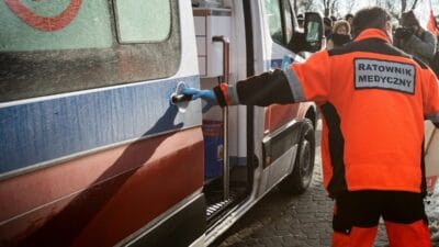 16 yasindaki sarhos bir kiz kaldirimda yatiyordu saglik gorevlilerine saldirdi 13177