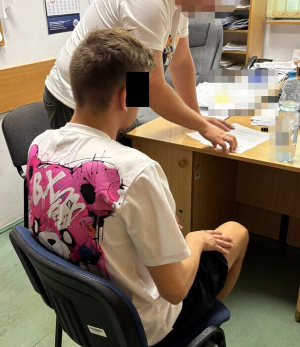 22 yasindaki genc partnerine karsi siddet ve gasp suclarindan yargilanacak 11223