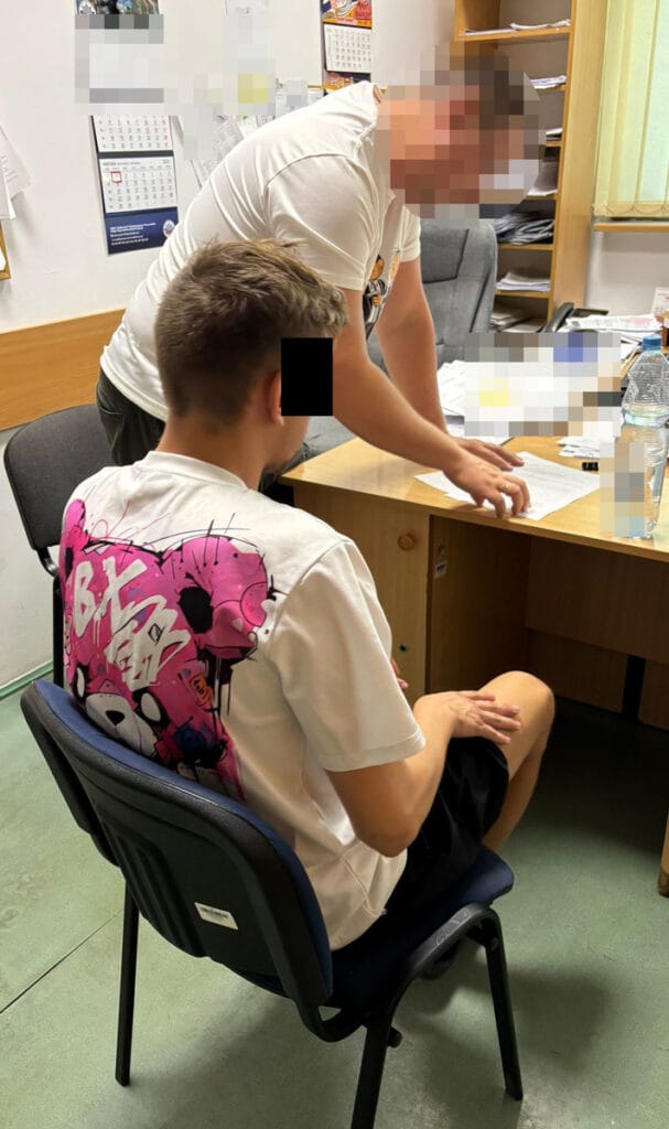 22 yasindaki genc partnerine karsi siddet ve gasp suclarindan yargilanacak 11223