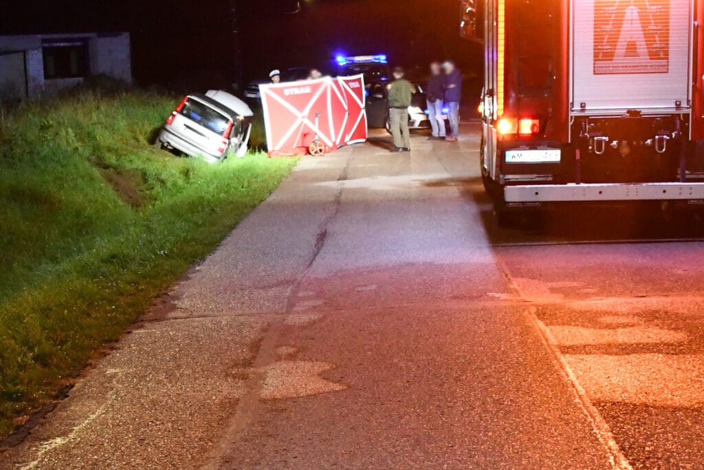 72 yasinda bir adam arabasiyla bir menfeze girdi adam muhtemelen emniyet kemeri takmiyordu basini aracin on camina carpti ve oldu 11385