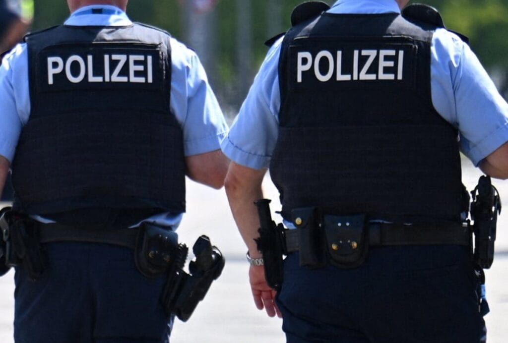 almanya da berlin de bir araba bir grup insanin arasina daldi aralarinda cocuklarin da bulundugu yaralilar var 9035