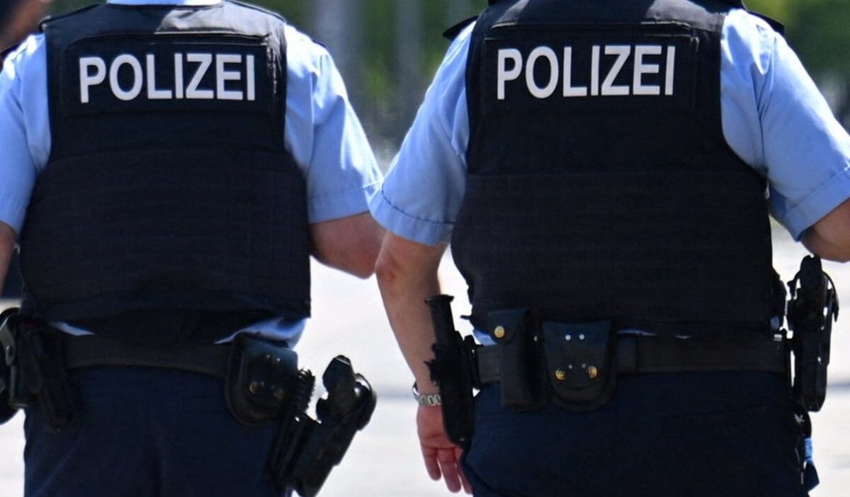 Almanya da berlin de bir araba bir grup insanin arasina daldi aralarinda cocuklarin da bulundugu yaralilar var 9035