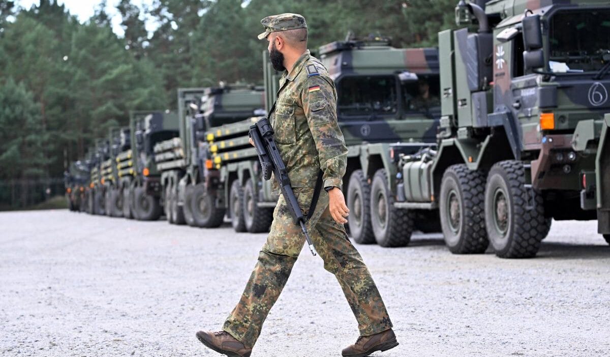 Almanya da buyuk capli manevralar 500 askerin katildigi bir kongre birkac yuz kilometre yol kat edecek 11391