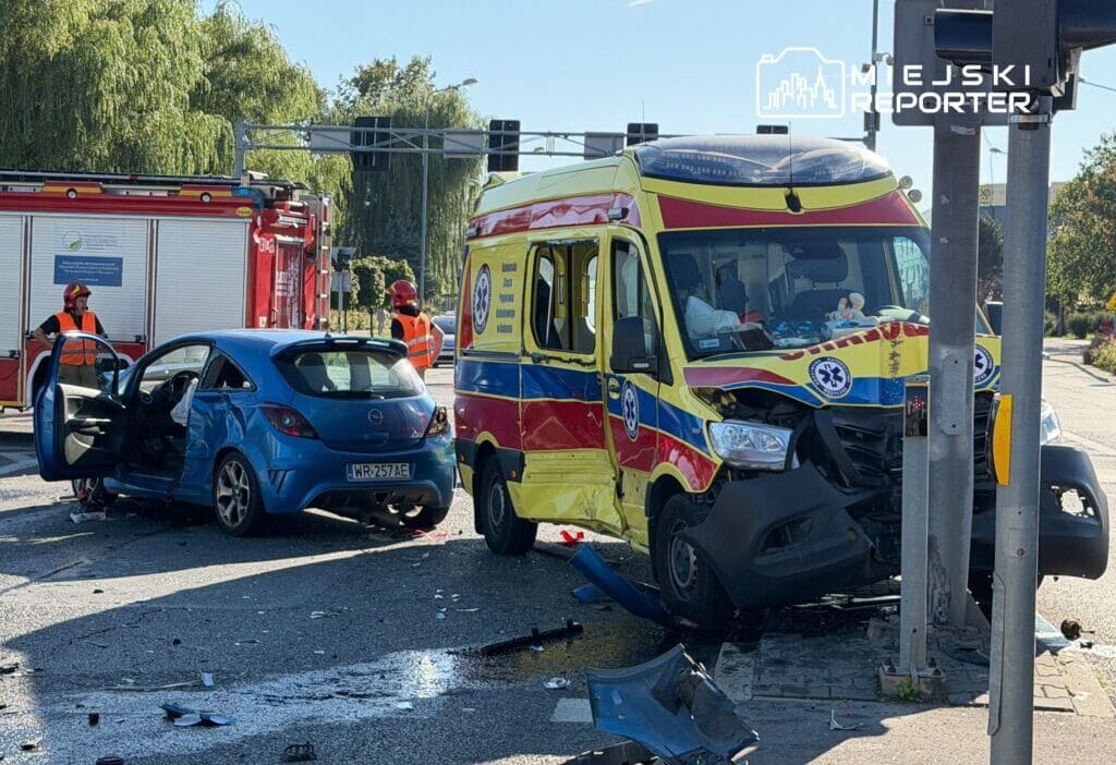 Ambulans ve otomobil arasında ciddi çarpışma. Üç sağlık görevlisi ve bir hasta dahil olmak üzere 5 kişi yaralandı! 1 Ambulans ve otomobil arasinda ciddi carpisma uc saglik gorevlisi ve bir hasta dahil olmak uzere 5 kisi yaralandi 12169