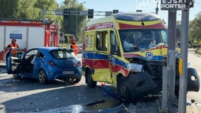 Ambulans ve otomobil arasinda ciddi carpisma uc saglik gorevlisi ve bir hasta dahil olmak uzere 5 kisi yaralandi 12169