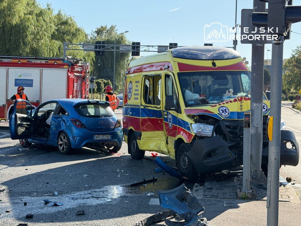 ambulans ve otomobil arasinda ciddi carpisma uc saglik gorevlisi ve bir hasta dahil olmak uzere 5 kisi yaralandi 12169