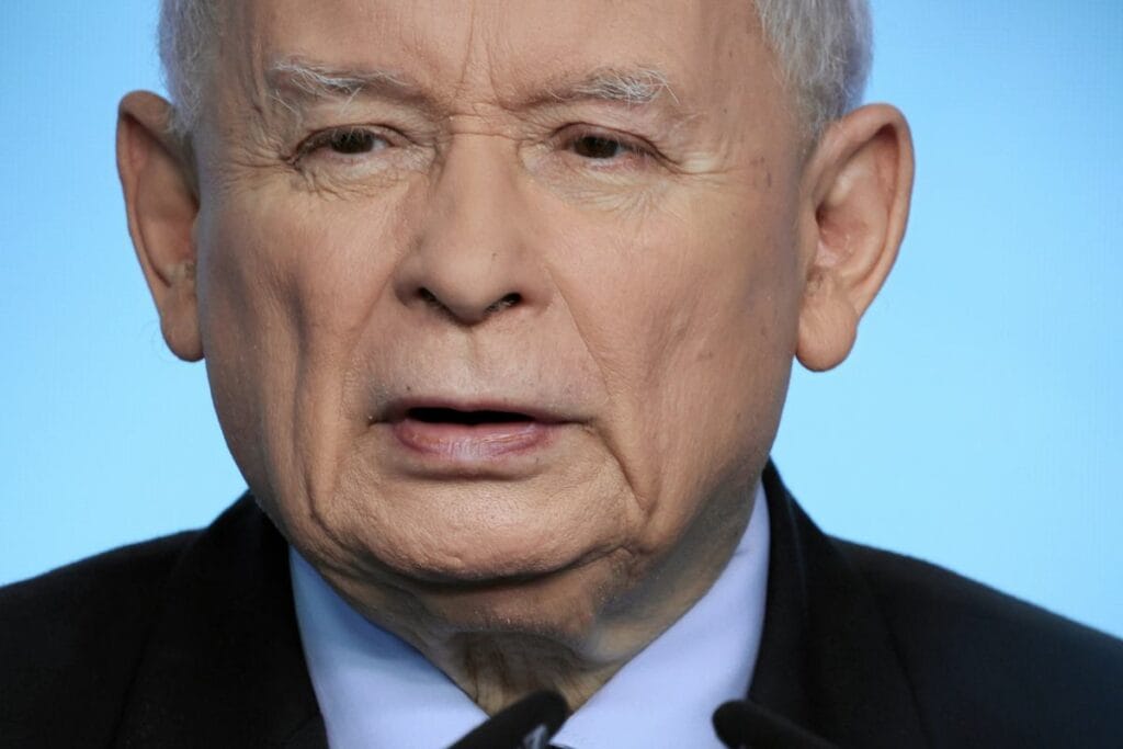 anketler pis icin acimasiz kaczynski nin baska secenegi yok 9212