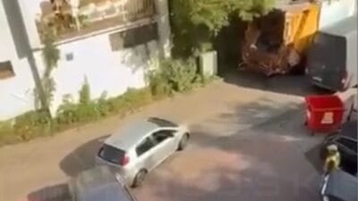 Arabaya bindi, indi ve atık ayrıştırma işçilerine bağırmaya başladı: "mutlu musun ku**a, geri çekil, işe gitmek için acelem var insanlar beni bekliyor". 4 Arabaya bindi indi ve atik ayristirma iscilerine bagirmaya basladi mutlu musun ku a geri cekil ise gitmek icin acelem var insanlar beni bekliyor 10052