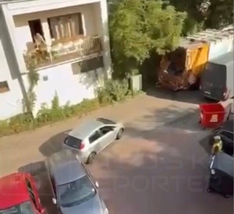 Arabaya bindi indi ve atik ayristirma iscilerine bagirmaya basladi mutlu musun ku a geri cekil ise gitmek icin acelem var insanlar beni bekliyor 10052