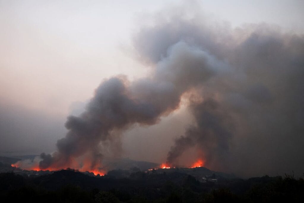 avrupa daki yanginlarin boyutu itfaiye teskilatinin kapasitesini asiyor ve kosullar alevler icin elverisli 9137