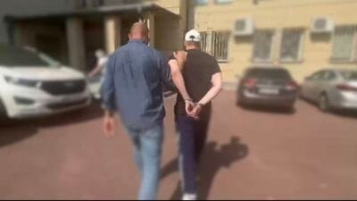 Avrupa tutuklama emri ile aranan silah satıcısı yakalandı 2 Avrupa tutuklama emri ile aranan silah saticisi yakalandi 9734