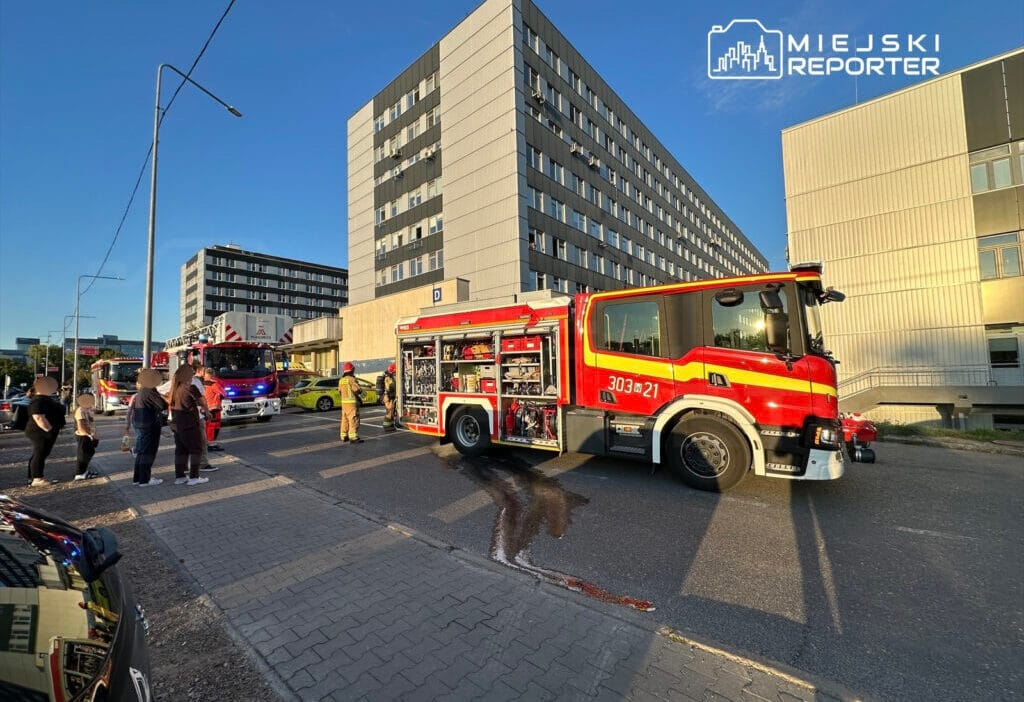 Banacha caddesi uzerindeki hastane kompleksinde yangin binanin dis cephesi alev alev yaniyordu 10836