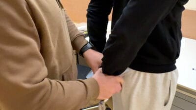 Baskent polis memurlari okul cocuklarini ve gencleri korumak icin uyusturucu saticilarina saldirdi 12769