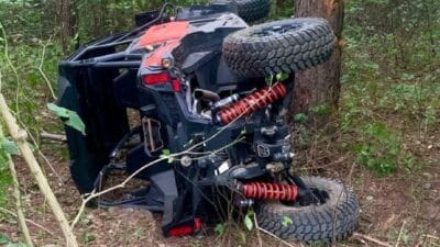 Bebek arabasi agaca carpti 15 yasindaki surucu agir yaralandi uc cocuk yaralandi gucleri olmayan genc 13841