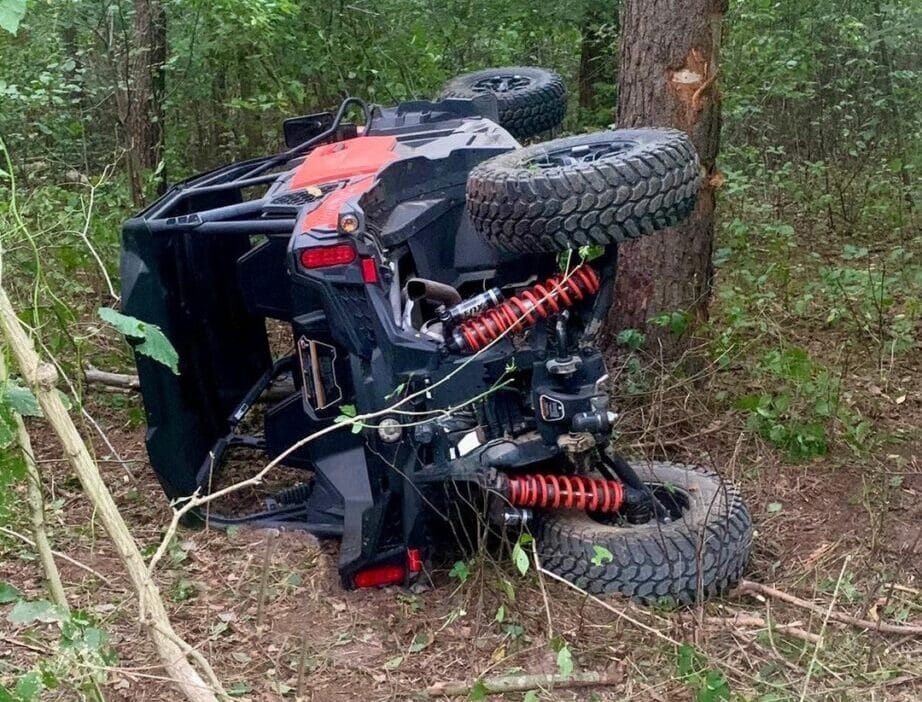 Bebek arabasi agaca carpti 15 yasindaki surucu agir yaralandi uc cocuk yaralandi gucleri olmayan genc 13841