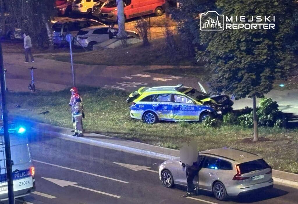 Bemowo da bir polis araci ile yolcu tasima hizmeti veren bir arac carpisti aralarinda polis memurlarinin da bulundugu 4 kisi yaralandi 11049