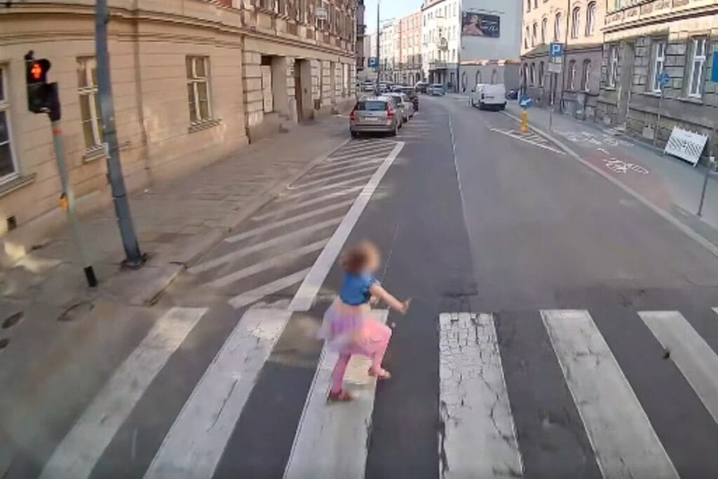 bes yasinda bir kiz cocugu otobusun altina girdi bir kisi yaralandi videoyu gosterdiler 13150