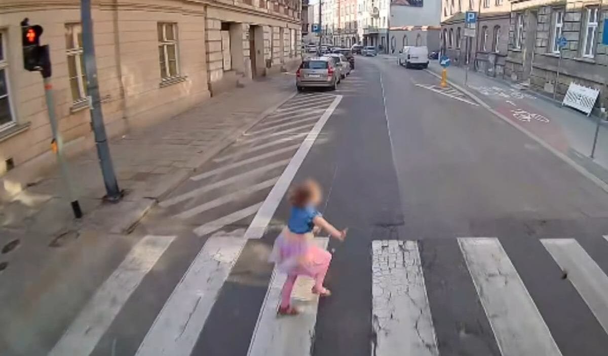 Bes yasinda bir kiz cocugu otobusun altina girdi bir kisi yaralandi videoyu gosterdiler 13150