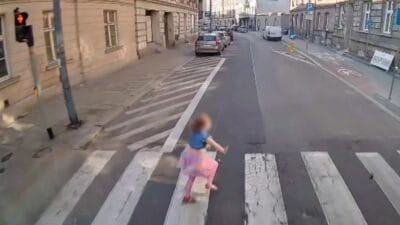 Bes yasinda bir kiz cocugu otobusun altina girdi bir kisi yaralandi videoyu gosterdiler 13150