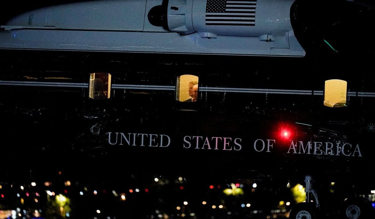 Beyaz saray yakınlarında tehlikeli olay. Trump'ın helikopterine lazer tuttuğu iddia edildi 1 Beyaz saray yakinlarinda tehlikeli olay trump in helikopterine lazer tuttugu iddia edildi 12784