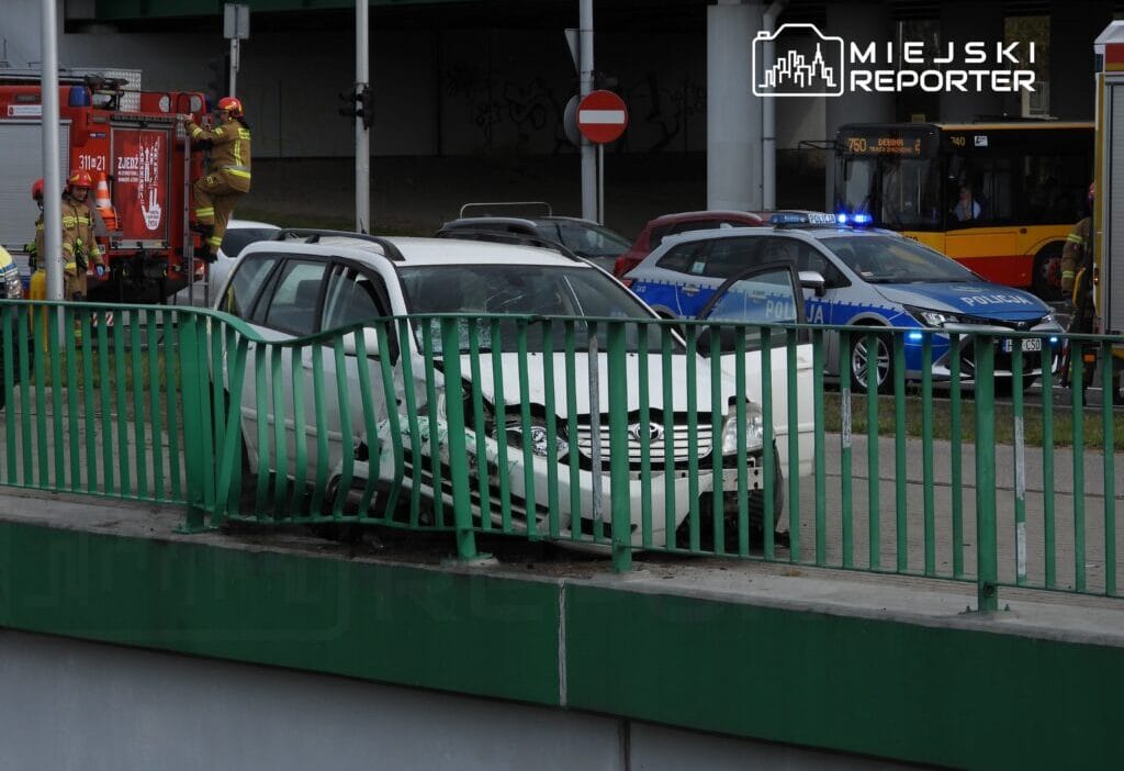 Bielany'de iki araç çarpıştı. Biri bariyerlere çarptı 1 Bielany de iki arac carpisti biri bariyerlere carpti 10992