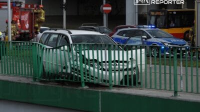 Bielany'de iki araç çarpıştı. Biri bariyerlere çarptı 3 Bielany de iki arac carpisti biri bariyerlere carpti 10992