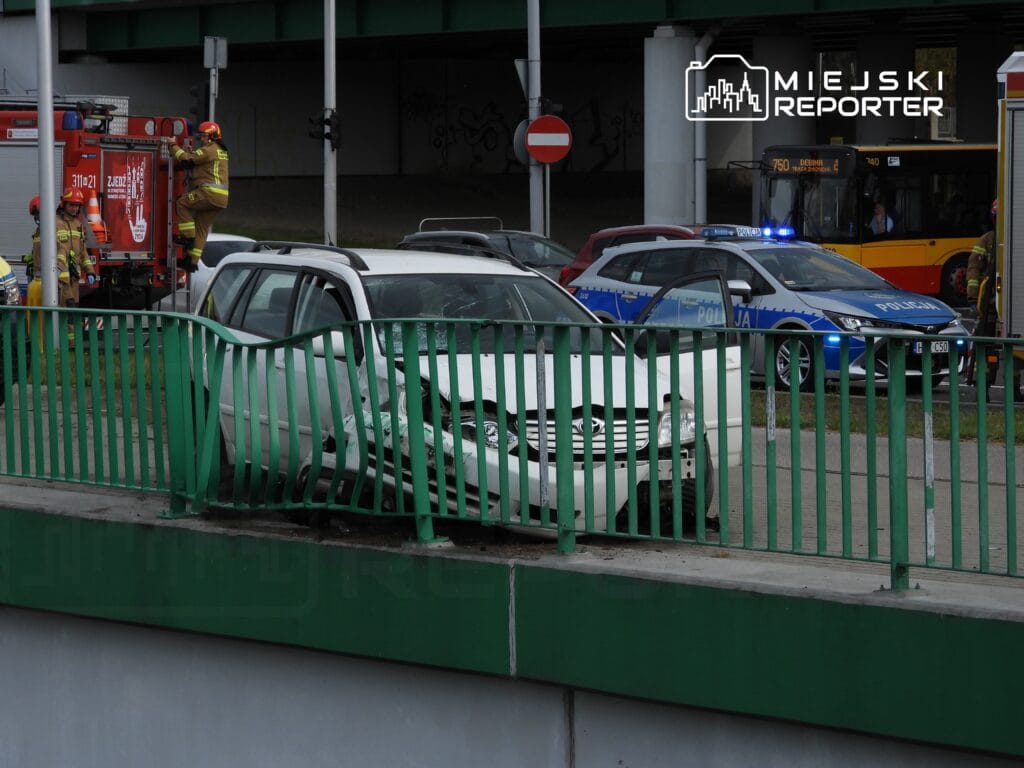 bielany de iki arac carpisti biri bariyerlere carpti 10992