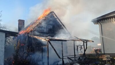 Bina alevler içinde kaldı. 8 itfaiye ekibi görev başında 4 Bina alevler icinde kaldi 8 itfaiye ekibi gorev basinda 12445