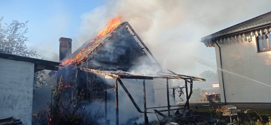 Bina alevler icinde kaldi 8 itfaiye ekibi gorev basinda 12445