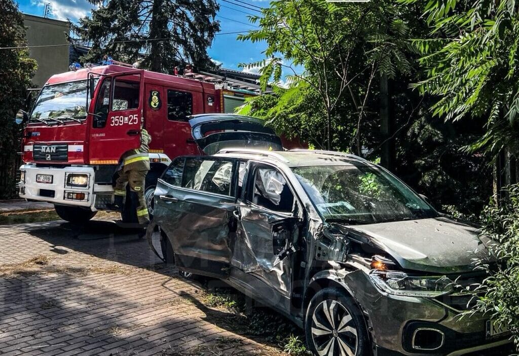 Bir agaca carpmislar ve yaya olarak kacmislar araba sistemlerde araniyor olarak gosterildi 11853