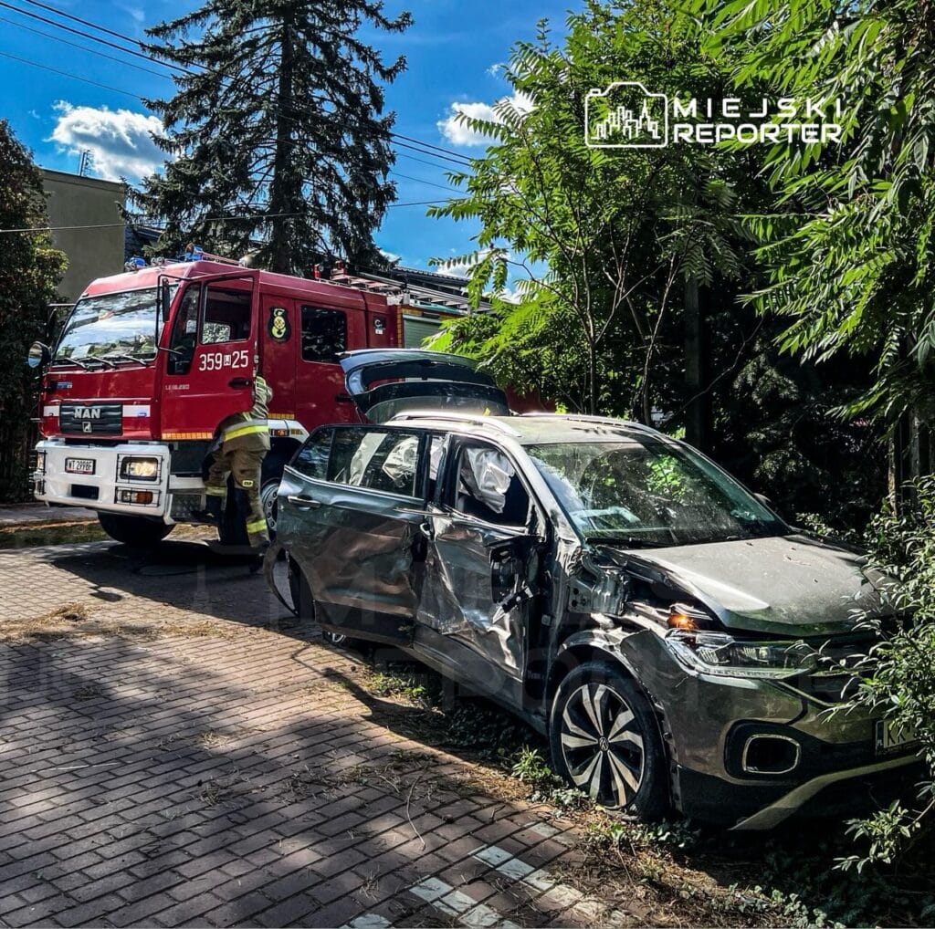 bir agaca carpmislar ve yaya olarak kacmislar araba sistemlerde araniyor olarak gosterildi 11853