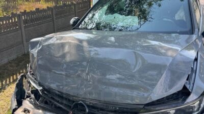 Bir araba otobüse çarptı, otobüs de hendeğe düştü 3 Bir araba otobuse carpti otobus de hendege dustu 9203