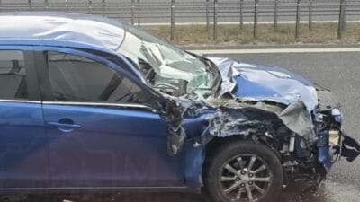 Bir binek araç s2 yolunda bir minibüse arkadan çarptı. Üç şerit trafiğe kapatıldı. 2 Bir binek arac s2 yolunda bir minibuse arkadan carpti uc serit trafige kapatildi 14054