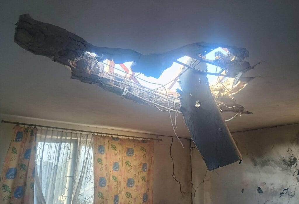 Bir drone mustakil bir eve carpti parcalar iceri uctu 10268