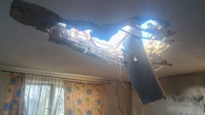 Bir drone mustakil bir eve carpti parcalar iceri uctu 10268