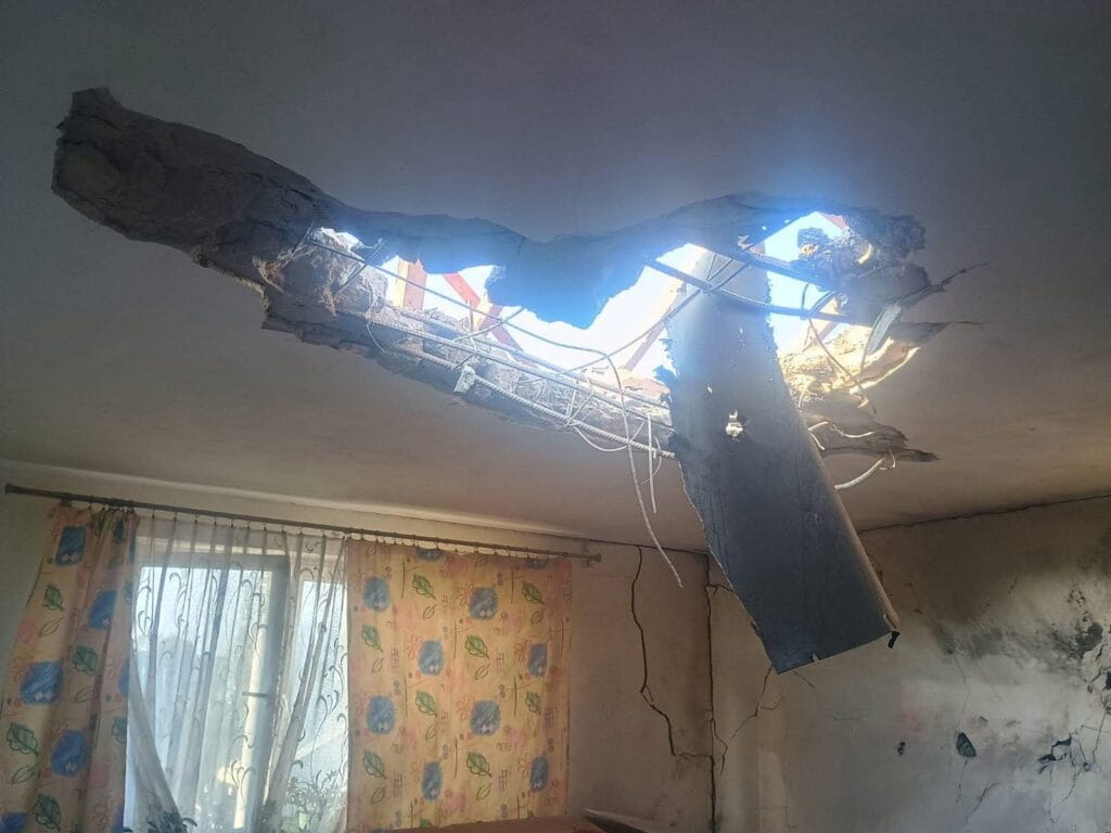 bir drone mustakil bir eve carpti parcalar iceri uctu 10268