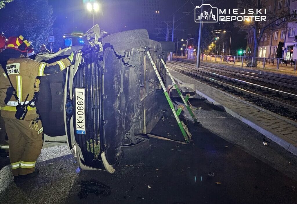 Bir elektrik diregine park halindeki bir arabaya ve catiya carpmistir fail yaya olarak kacti 9506