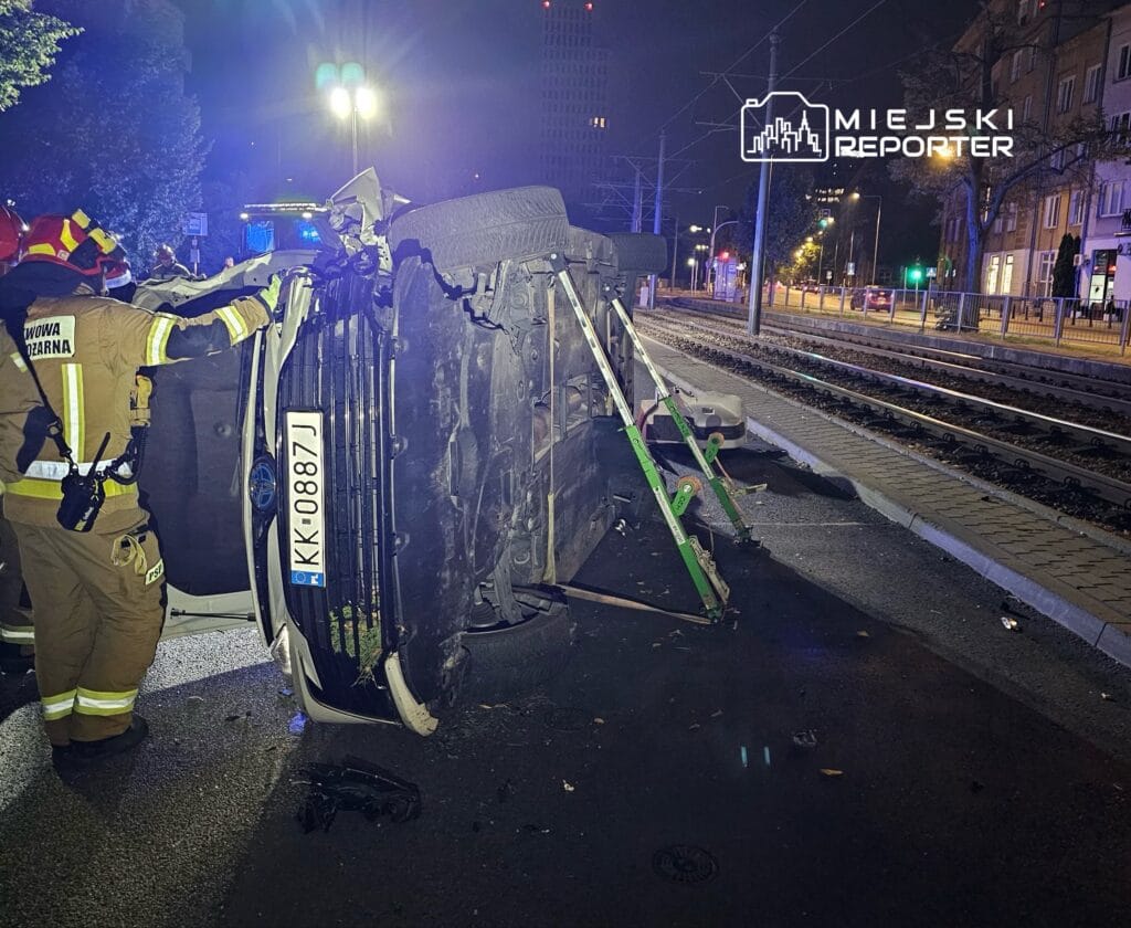 bir elektrik diregine park halindeki bir arabaya ve catiya carpmistir fail yaya olarak kacti 9506