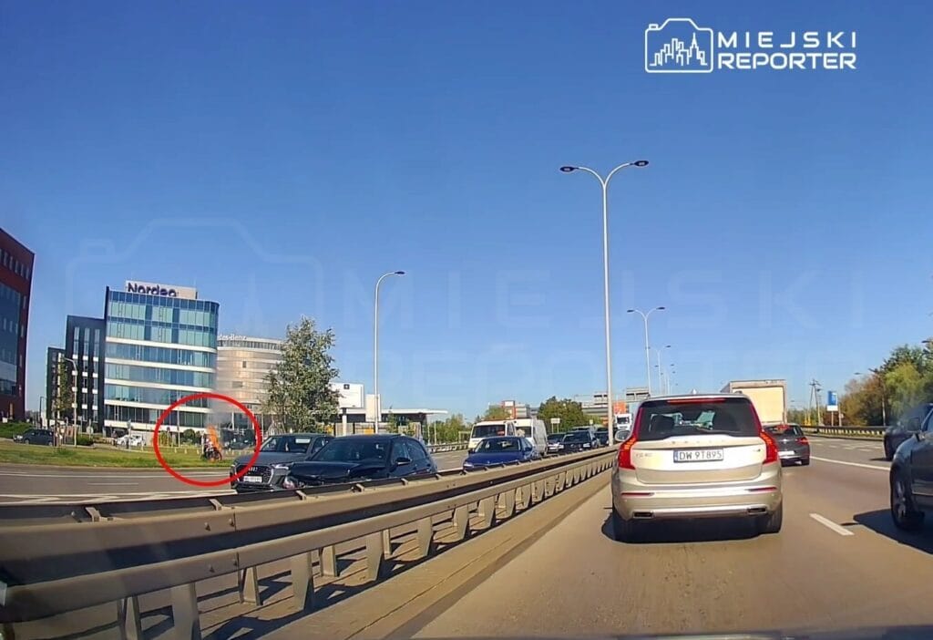 Bir elektrikli tekerlekli sandalye sürülürken alev aldı. Görgü tanıkları yardıma koştu 1 Bir elektrikli tekerlekli sandalye surulurken alev aldi gorgu taniklari yardima kostu 12300