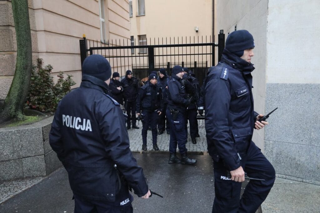 bir hukumet binasinin yakininda baska bir drone general polko bu durumda bir sorun olabilir 11394