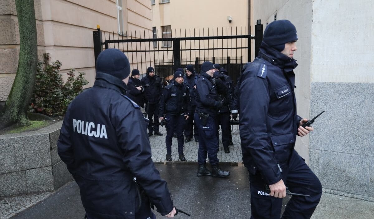 Bir hukumet binasinin yakininda baska bir drone general polko bu durumda bir sorun olabilir 11394