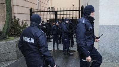 Bir hukumet binasinin yakininda baska bir drone general polko bu durumda bir sorun olabilir 11394