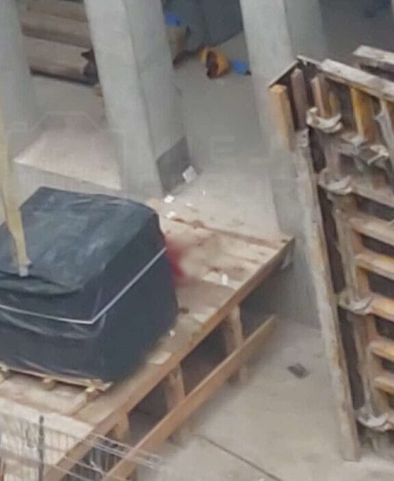 Bir insaat sahasinda ciddi kaza yuk yuklu bir palet yuksekten duserek bir isciyi ezdi 12015