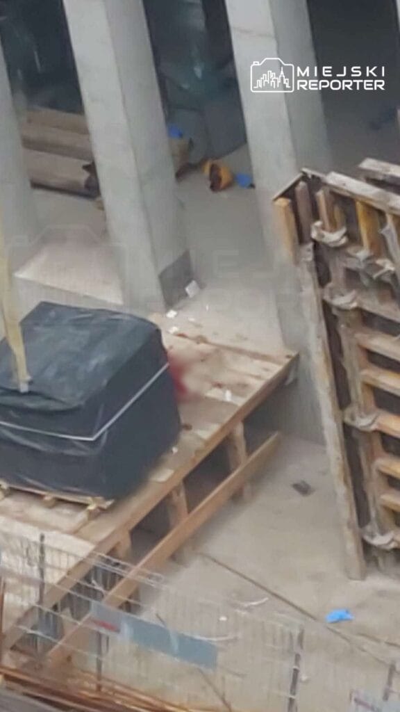 bir insaat sahasinda ciddi kaza yuk yuklu bir palet yuksekten duserek bir isciyi ezdi 12015